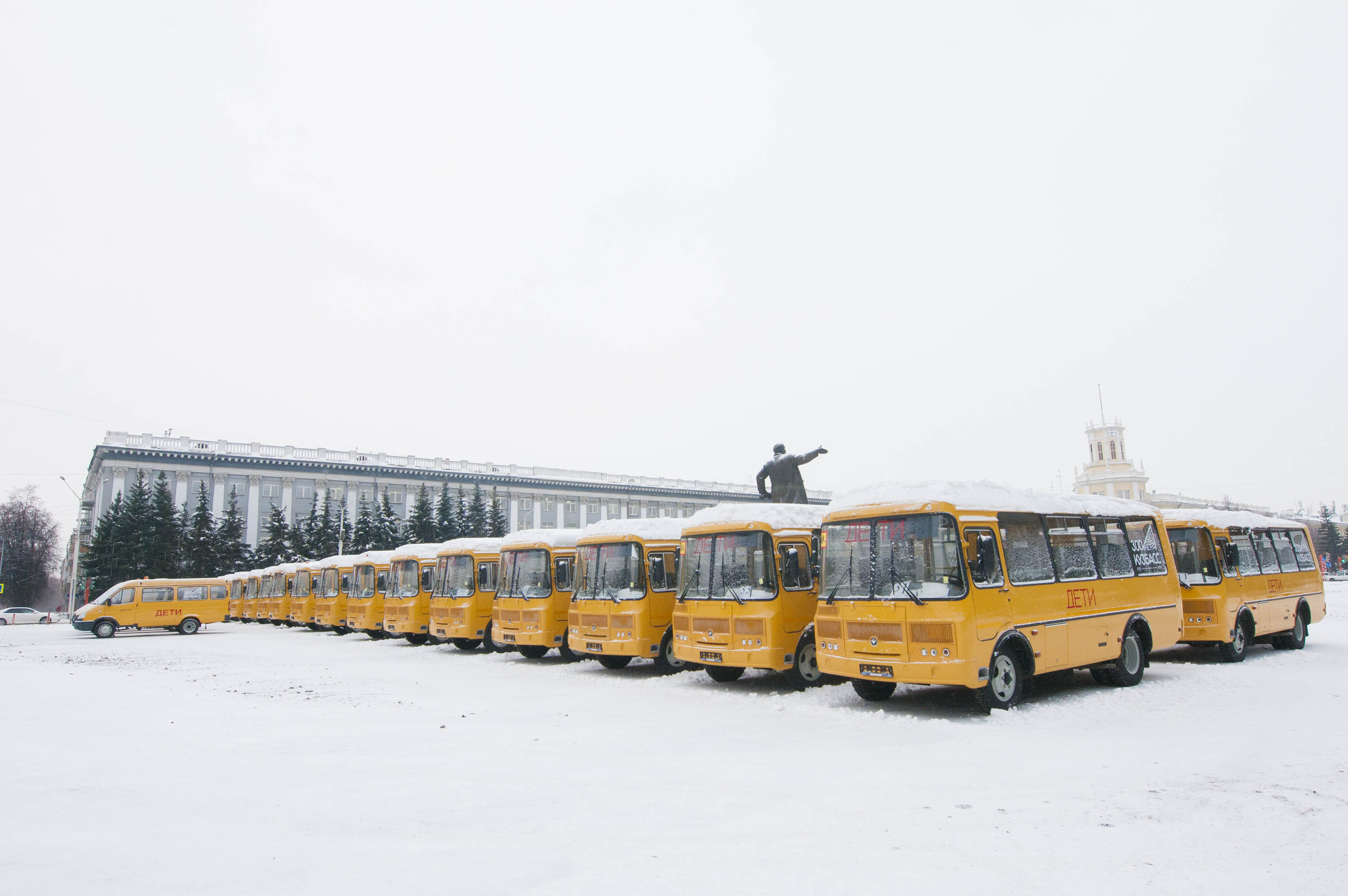 Губернатор Кемеровской области вручил водителям новые школьные автобусы