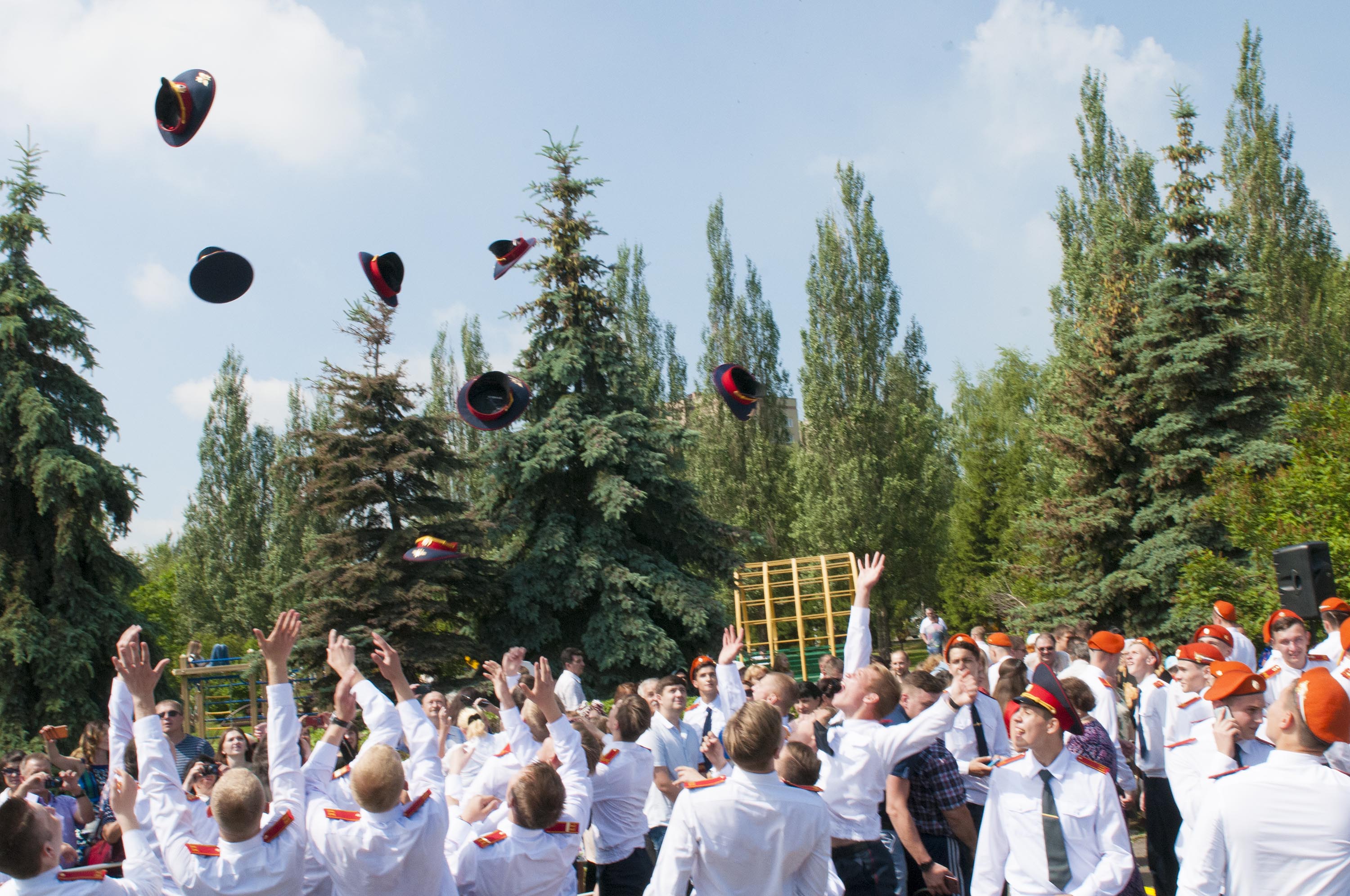 Кузбасские школьники продолжают получать социальные выплаты для подготовки к выпускному балу