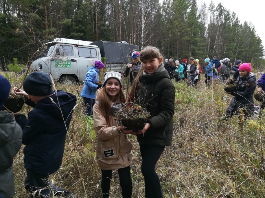 Гурьевские школьники высадили деревья в рамках акции  «300 добрых дел» 