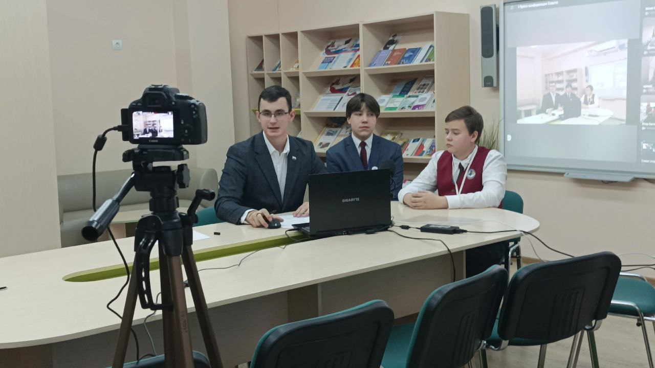 Совет старшеклассников при Губернаторе Кузбасса провел первую пресс-конференцию