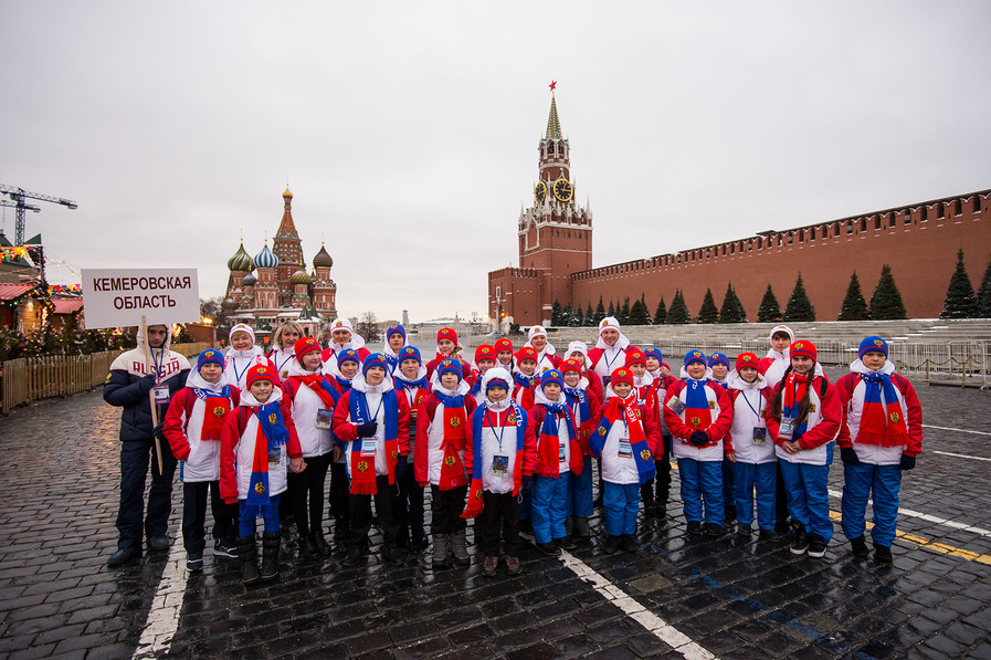 Кузбасские школьники побывали на Кремлевской новогодней елке и посетили каток на Красной площади