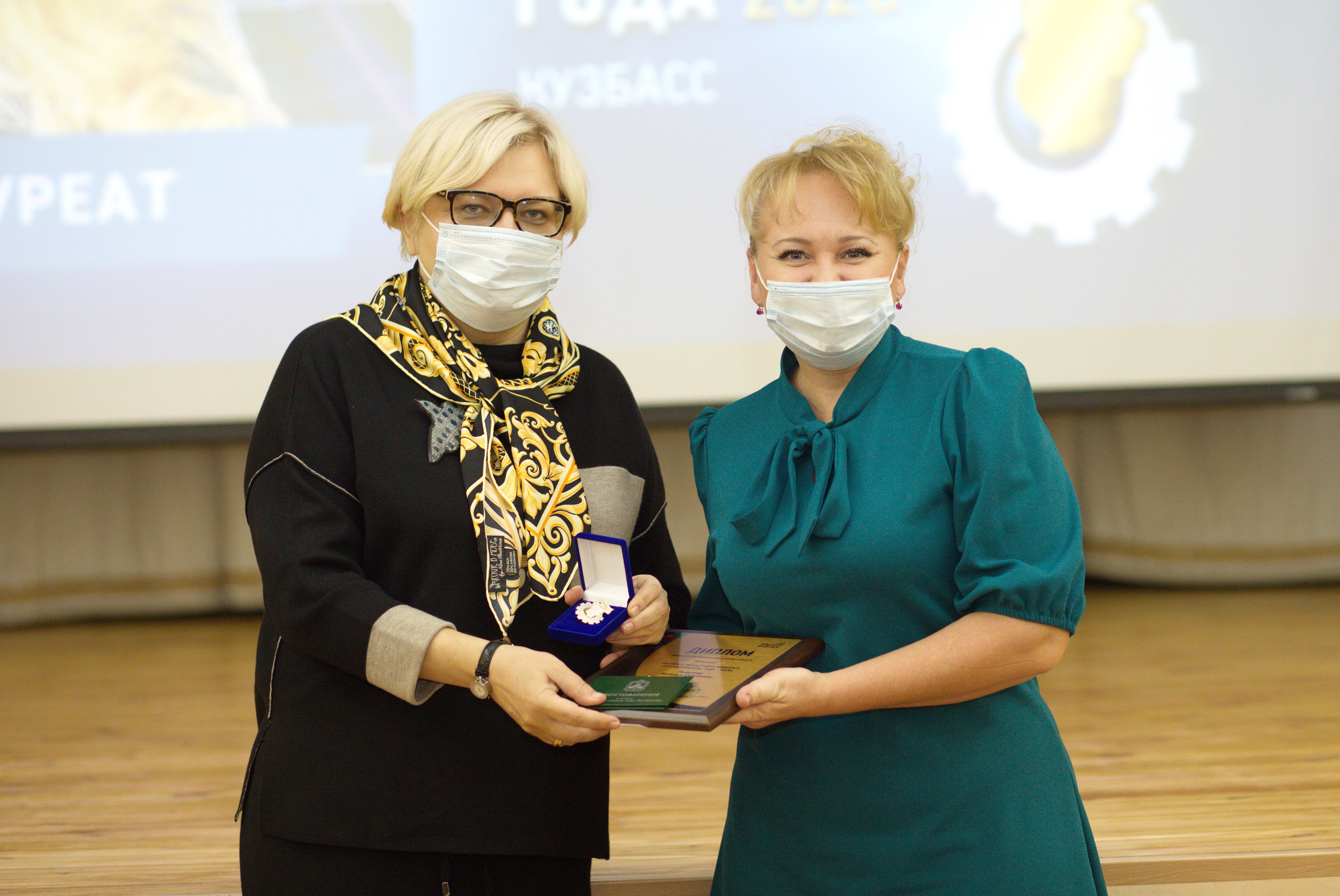 В Кузбассе наградили победителей и лауреатов областных конкурсов «Преподаватель года-2020» и «Лучший педагог-наставник»