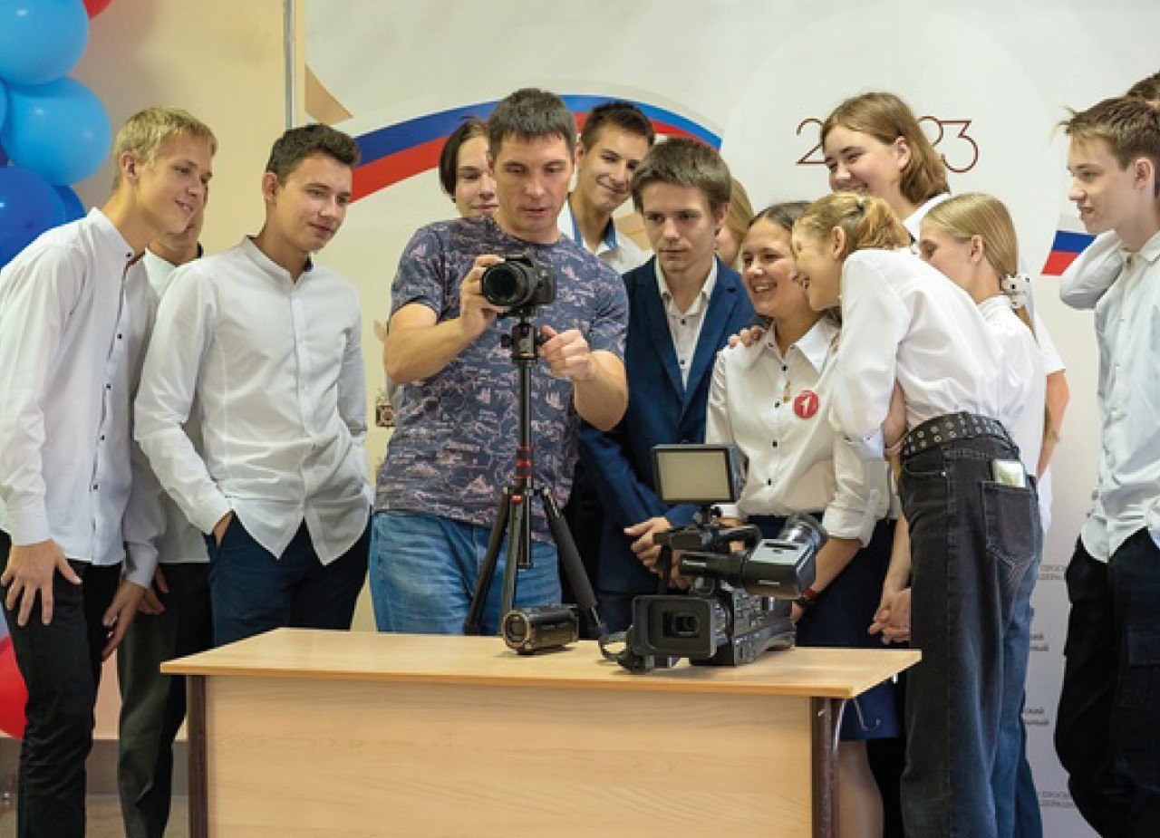 В День российской печати, который отмечается 13 января, поздравления принимают кузбасские школьники, участвующие в работе школьных медиацентров
