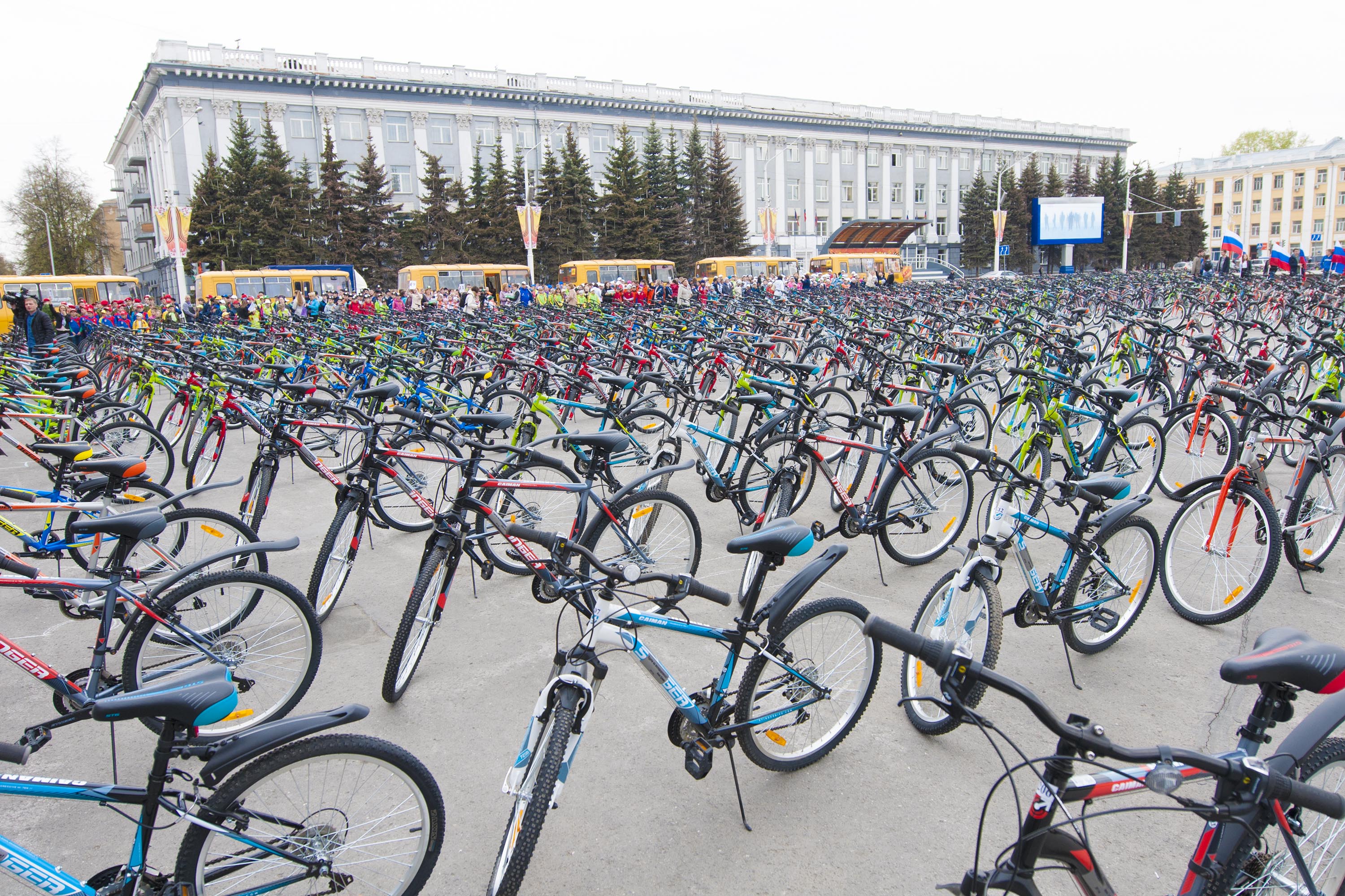 Перед началом летних каникул кузбасские школьники традиционно получили велосипеды по губернаторской программе