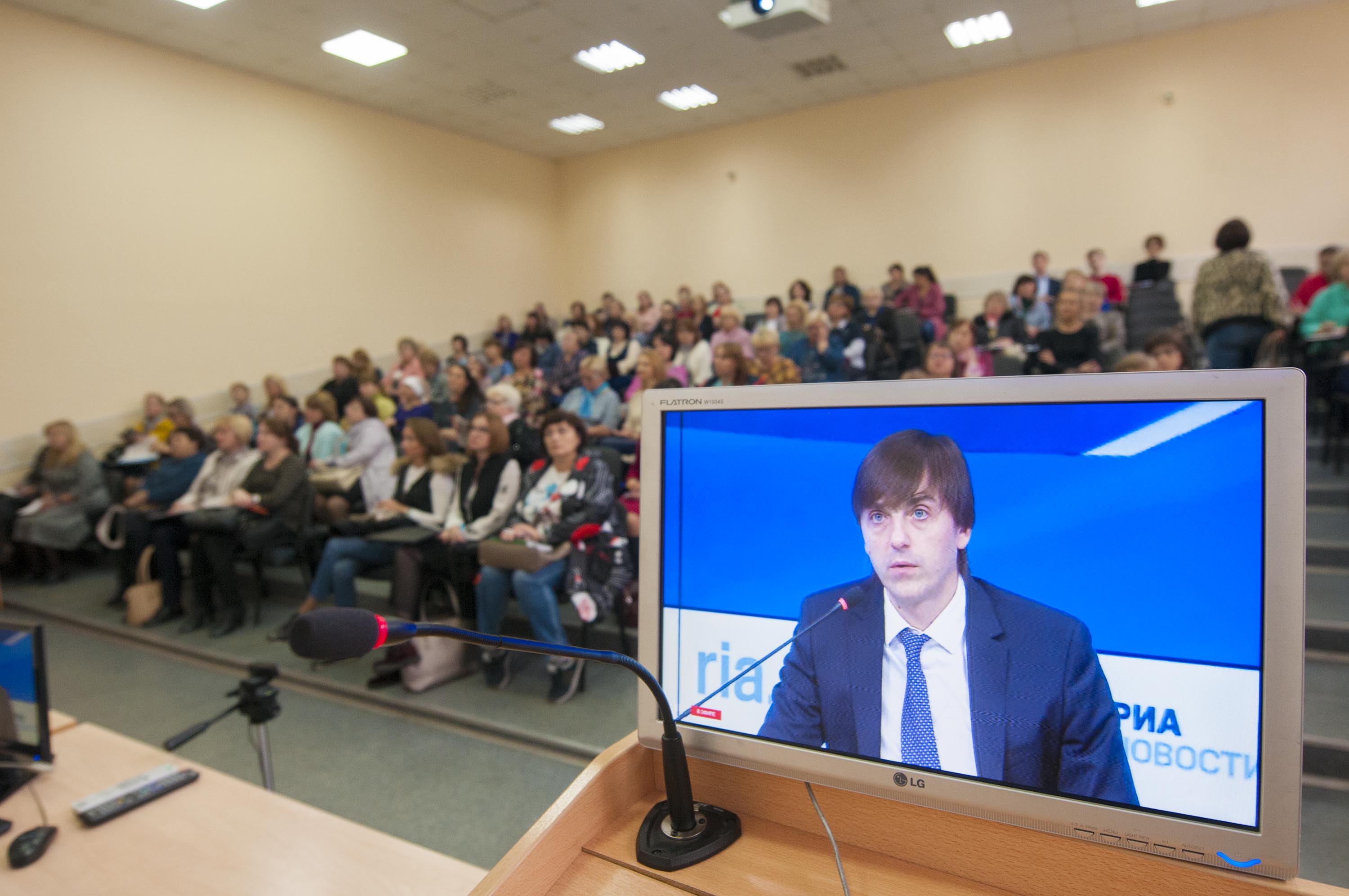 Руководитель Рособрнадзора в четвертый раз ответил на вопросы родителей школьников