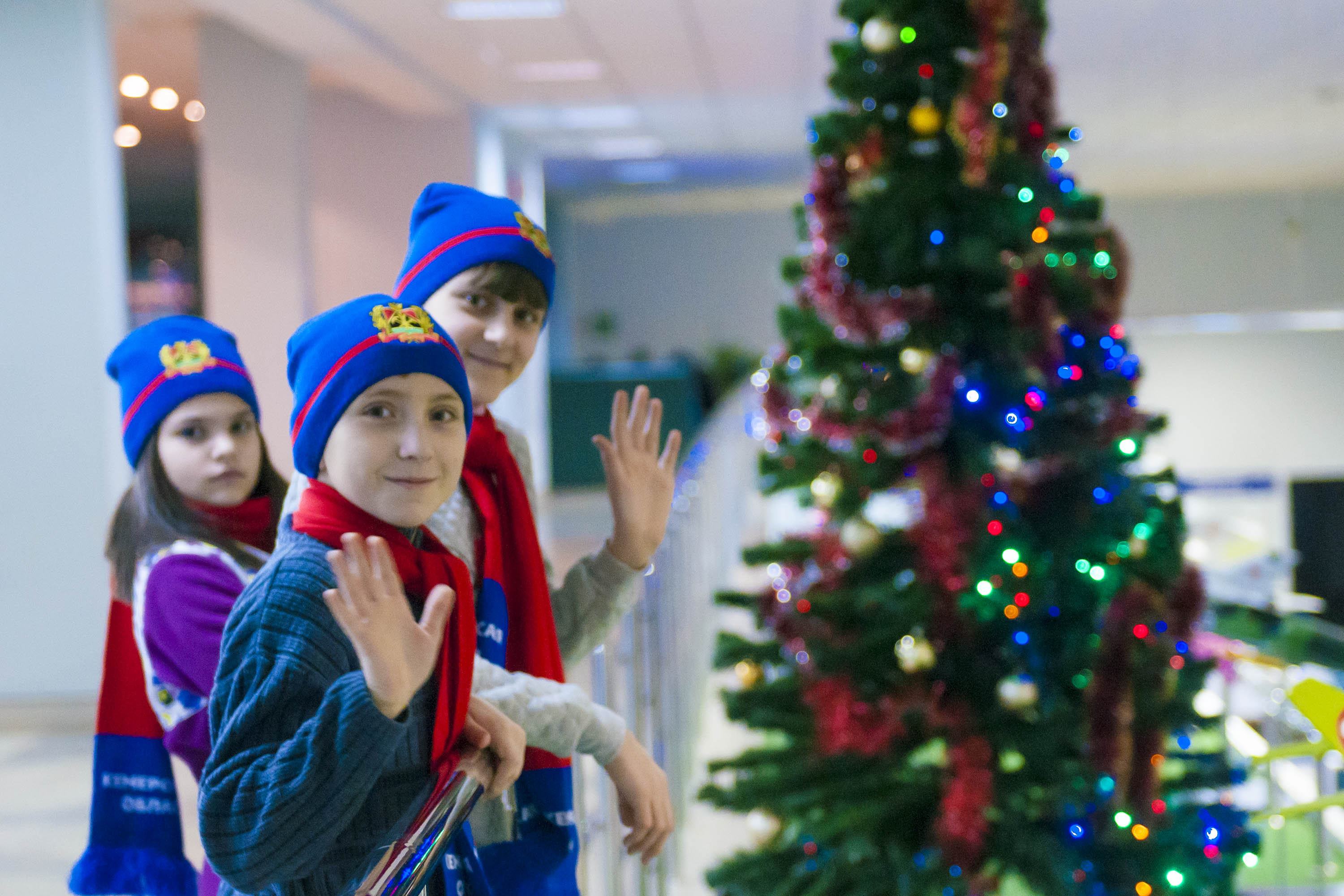 Сегодня, 25 декабря, воспитанники кузбасских детских домов отправились в Москву на новогоднюю елку 