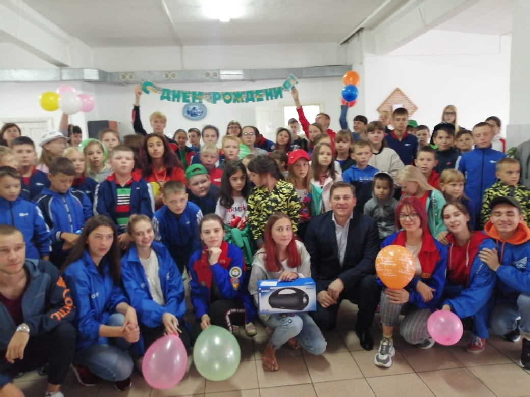 Начальник департамента образования и науки Артур Чепкасов поздравил с днем рождения отдыхающую в кузбасском лагере школьницу из Иркутской области 