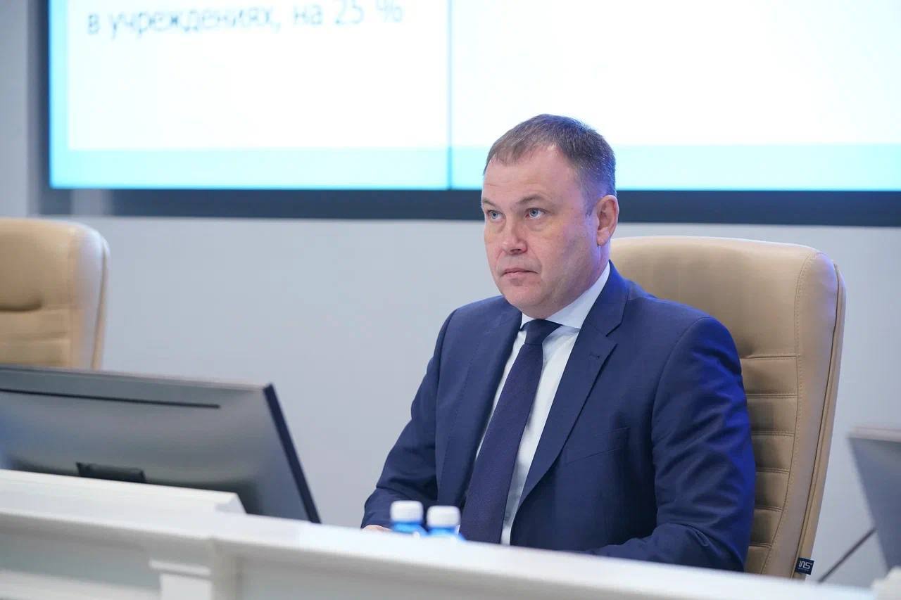 Трудоустройство выпускников образовательных учреждений и помощь семьям обсудили на аппаратном совещании