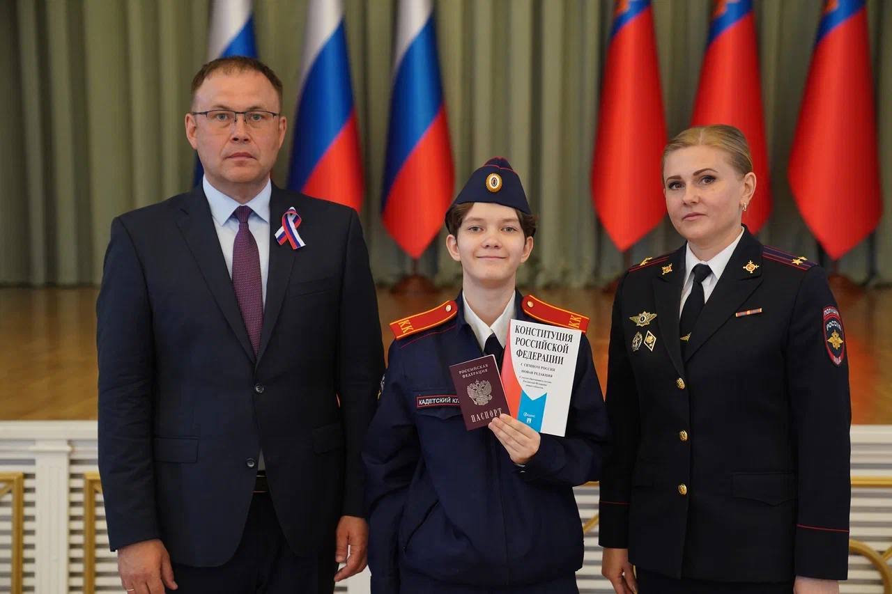 Кузбасские школьники получили паспорта накануне Дня России
