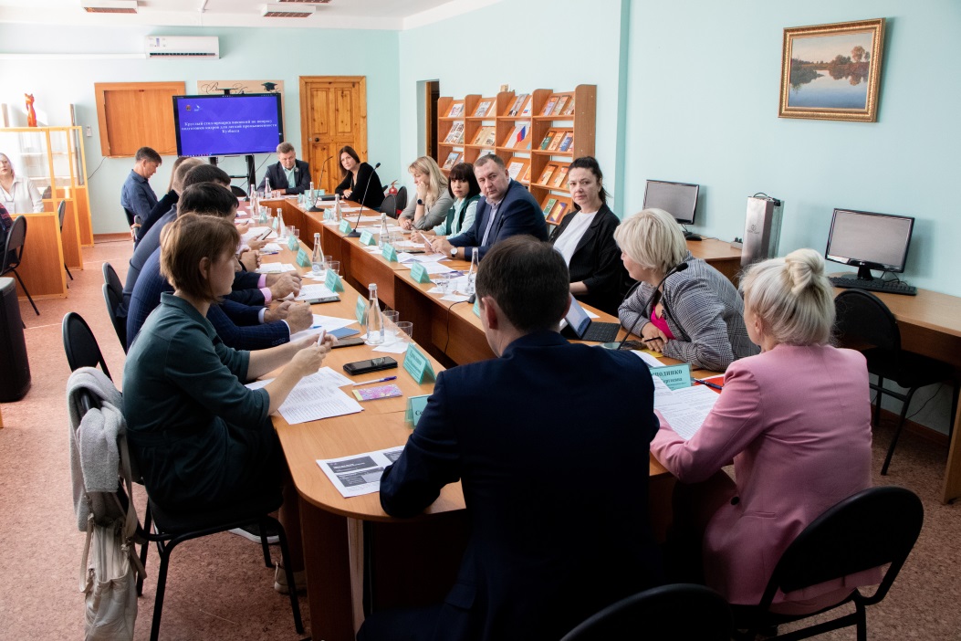 В Сибирском колледже сервиса и технологий прошел круглый стол-ярмарка вакансий 