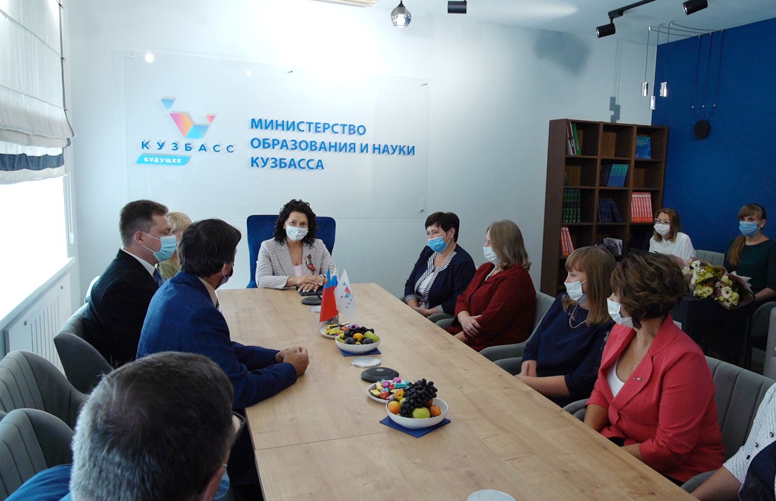 Елена Пахомова наградила учителей Кузбасса за вклад в оптимизацию цифрового образования