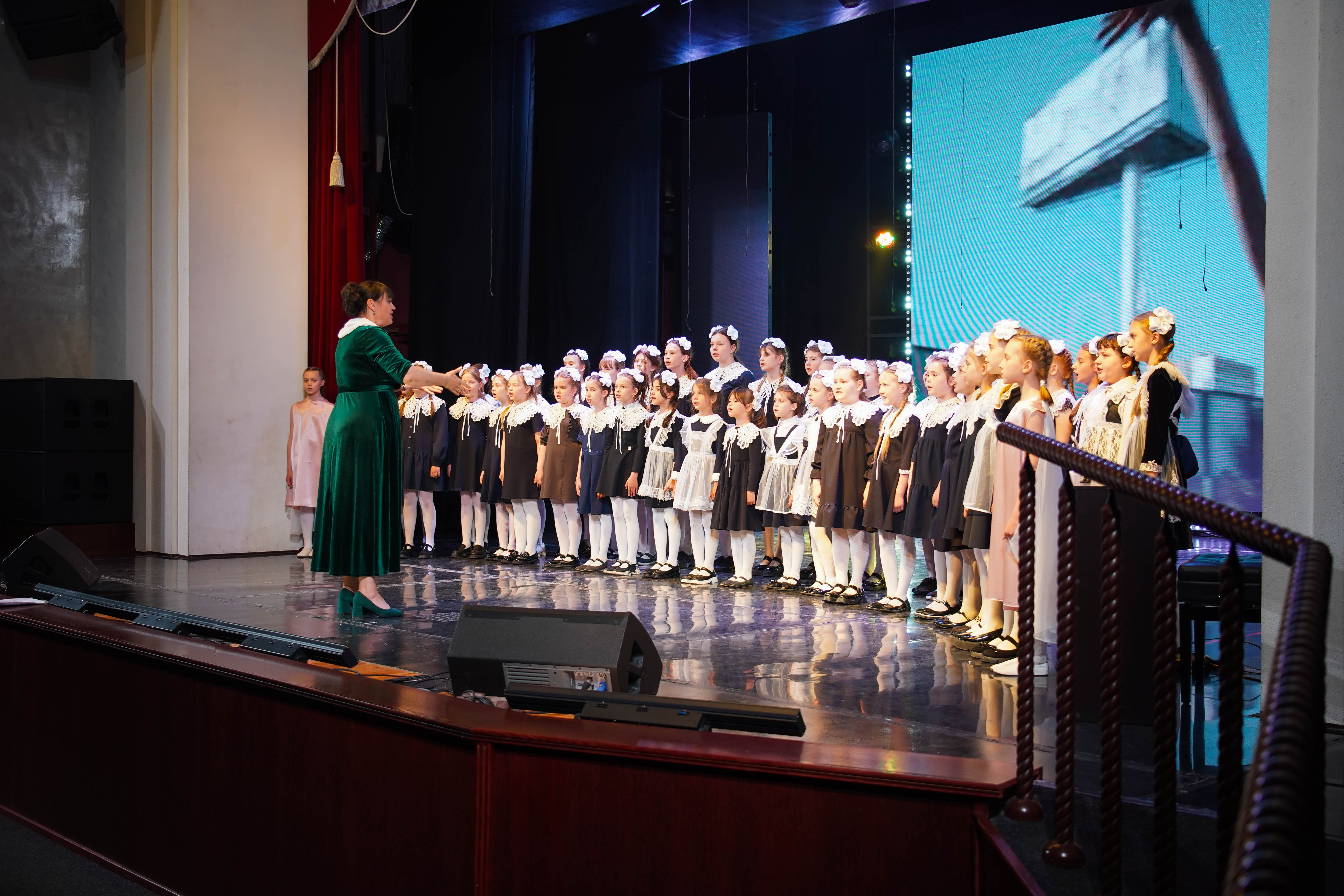 В «поющей» школе №45 Прокопьевска состоялся отчетный годовой концерт