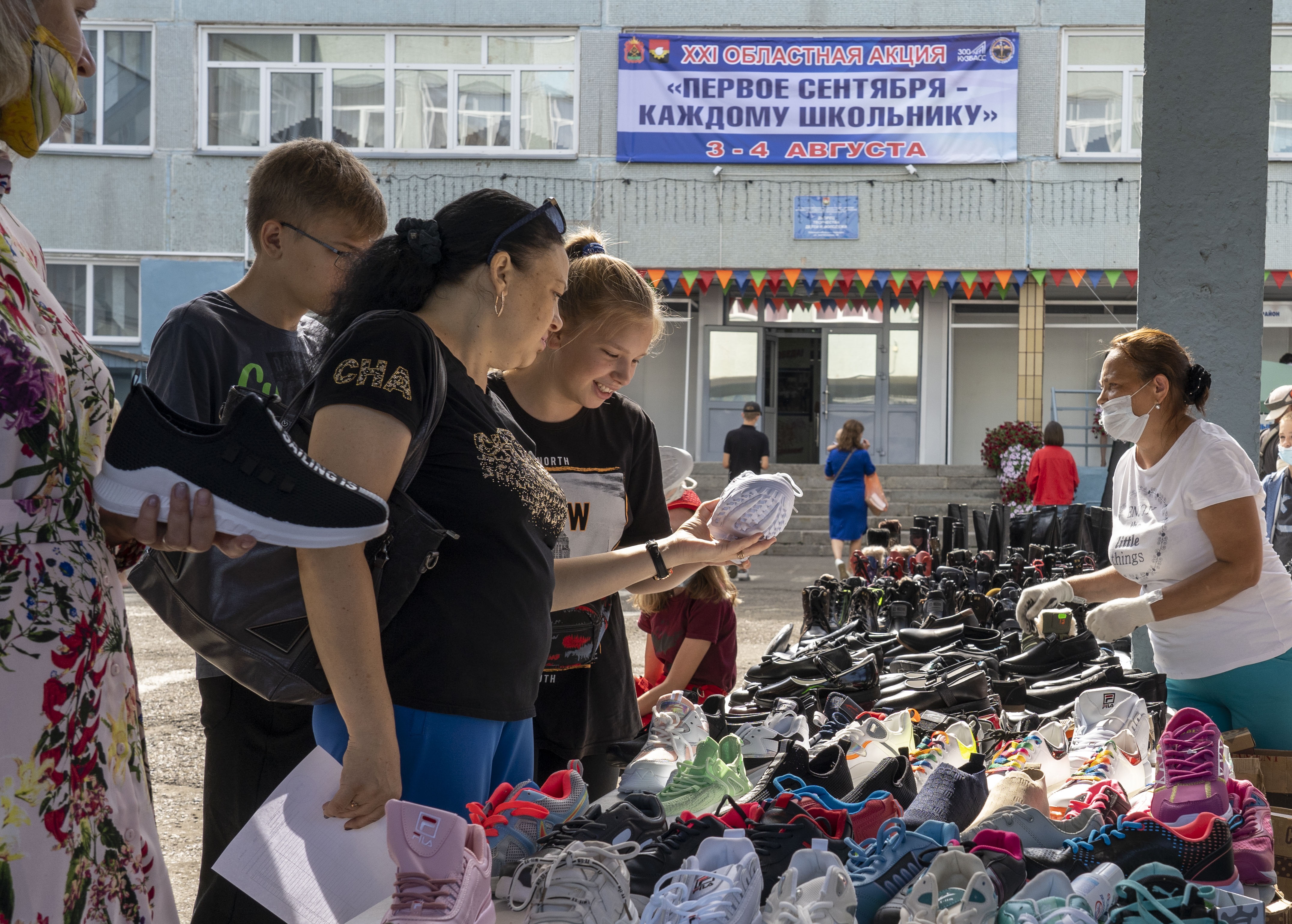 В Кузбассе продолжается областная акция «1 сентября – каждому школьнику»