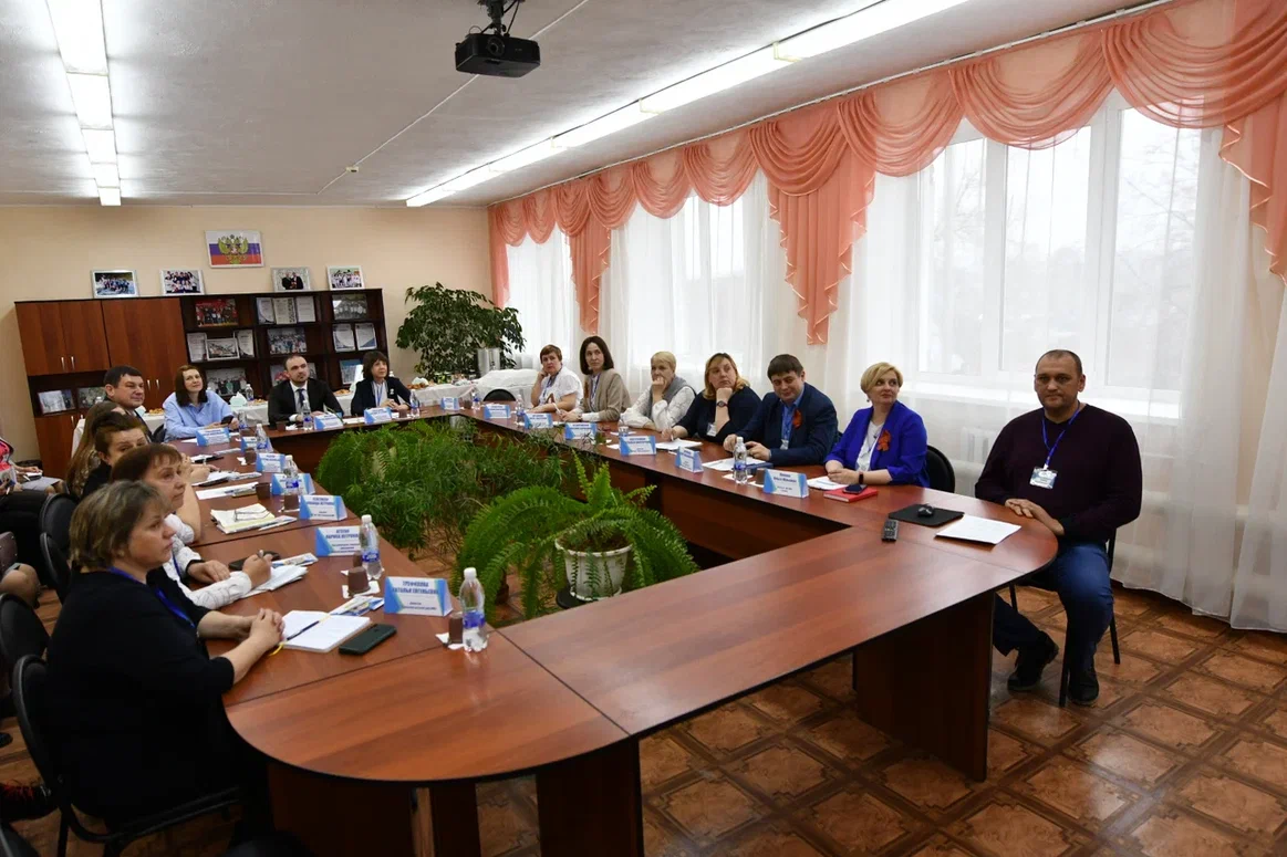 Специалисты министерства образования КуZбасса провели рабочий день в Яшкинском муниципальном округе