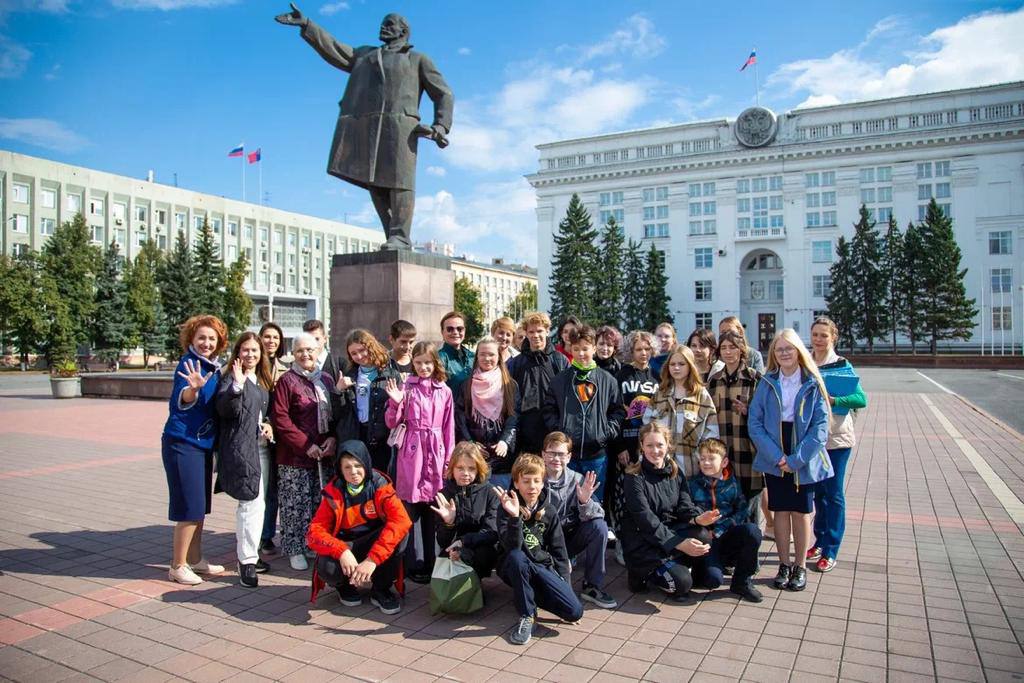 Для кузбасских школьников прошла экскурсия по центральным улицам города Кемерово
