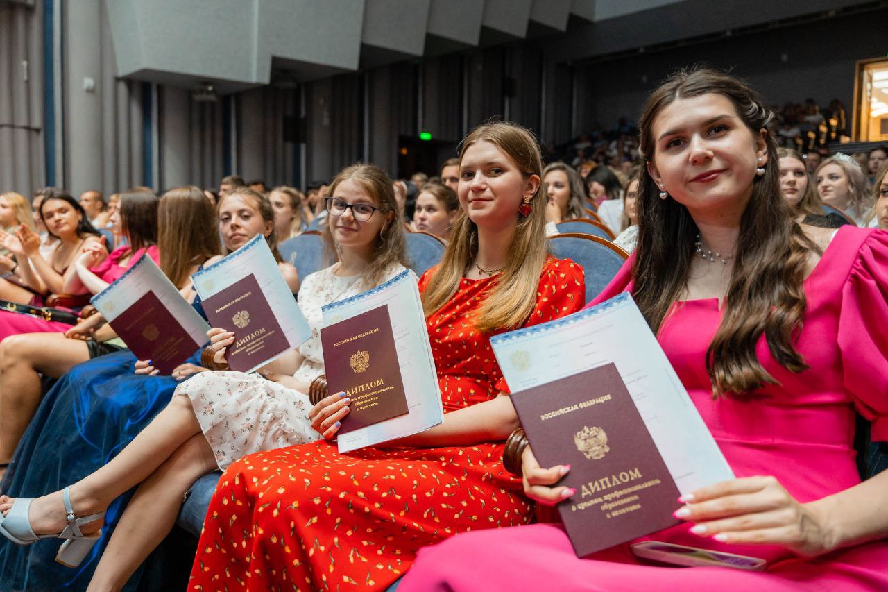 В Кузбассе продолжается вручение дипломов выпускникам колледжей и техникумов