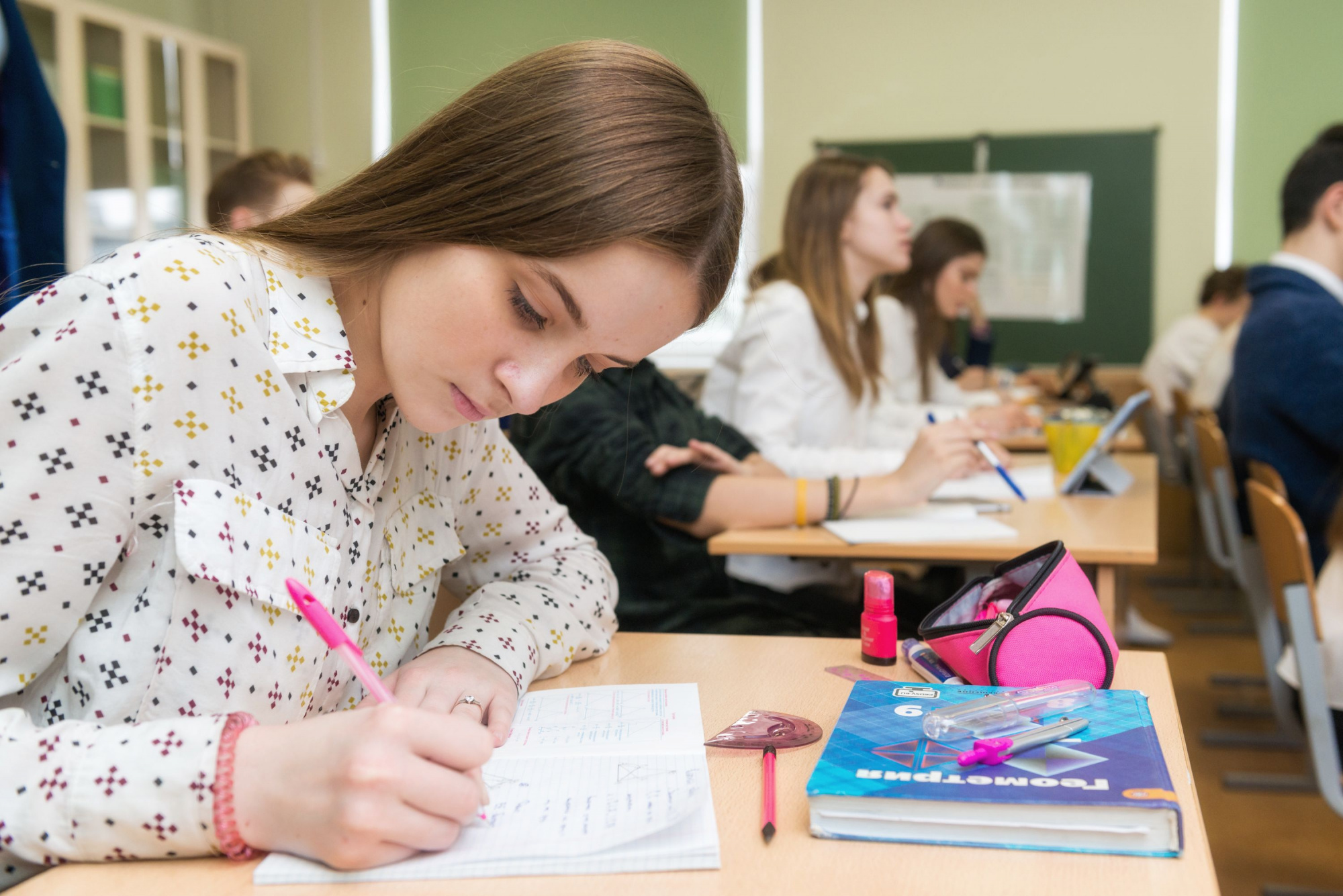 Министерство просвещения опровергло информацию о всеобщем переходе на шестидневное обучение в российских школах