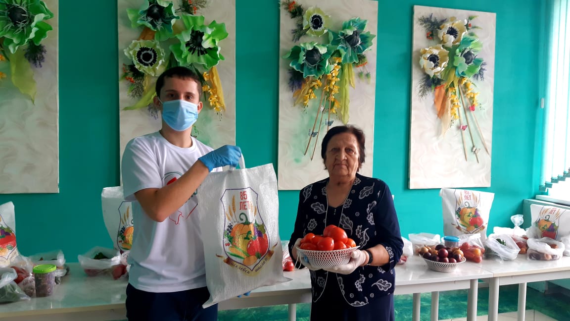 Школьники Киселевска собирают урожай для ветеранов
