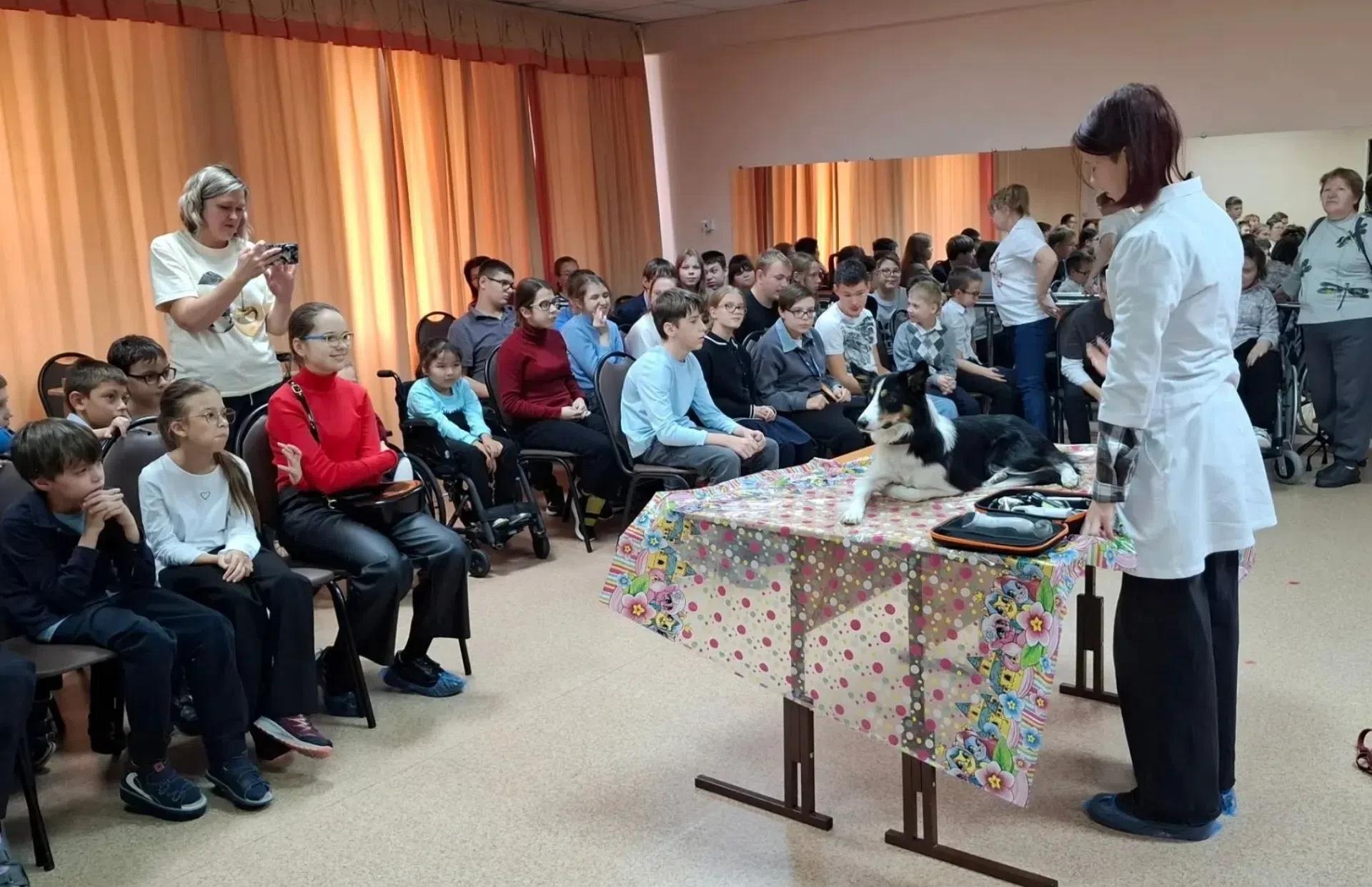 Кемеровские школьники встретились с будущим ветеринаром и его четвероногим другом