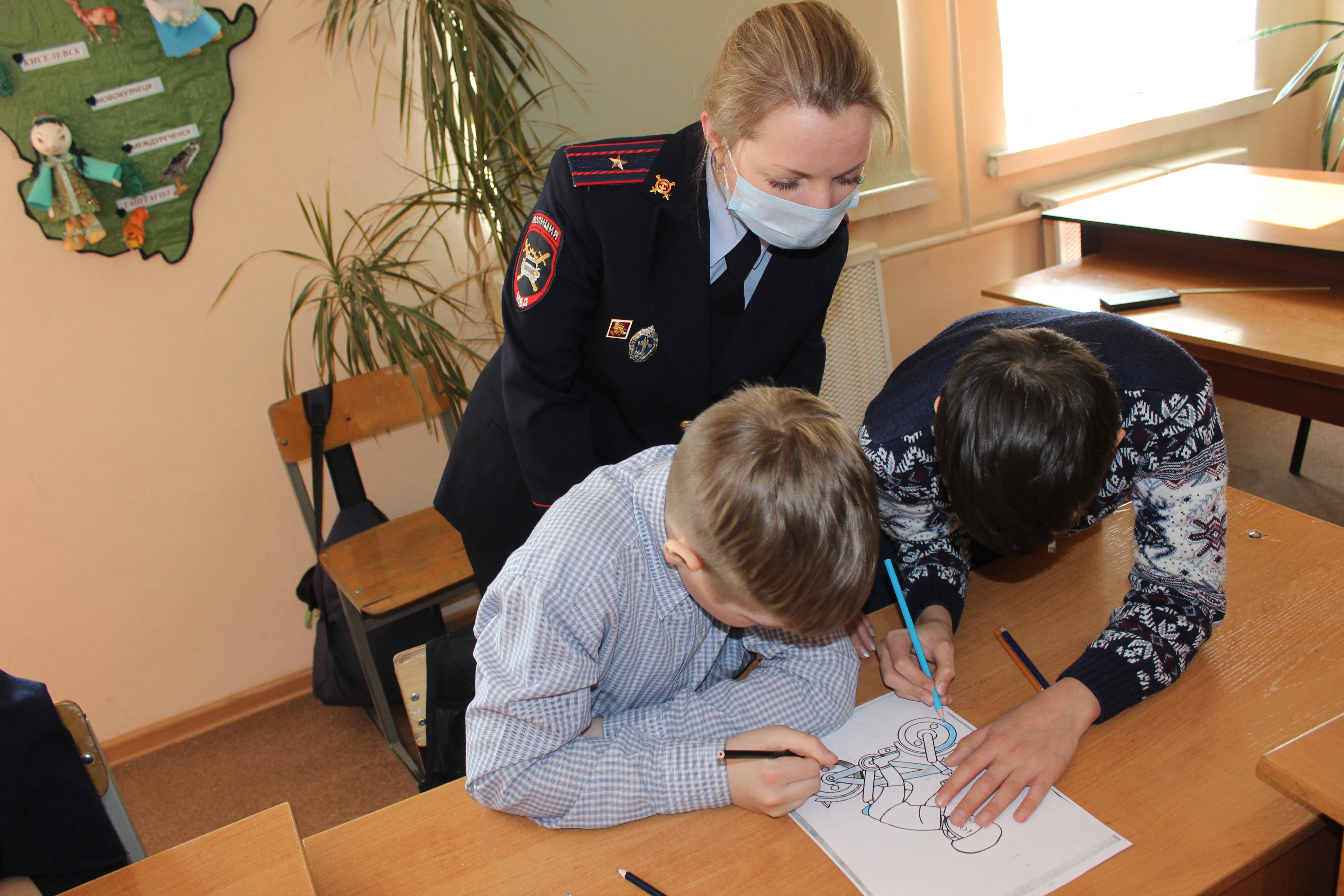 Кузбасский детско-юношеский центр безопасности дорожного движения провел акцию «Десант БДД» для школьников Кемерова 