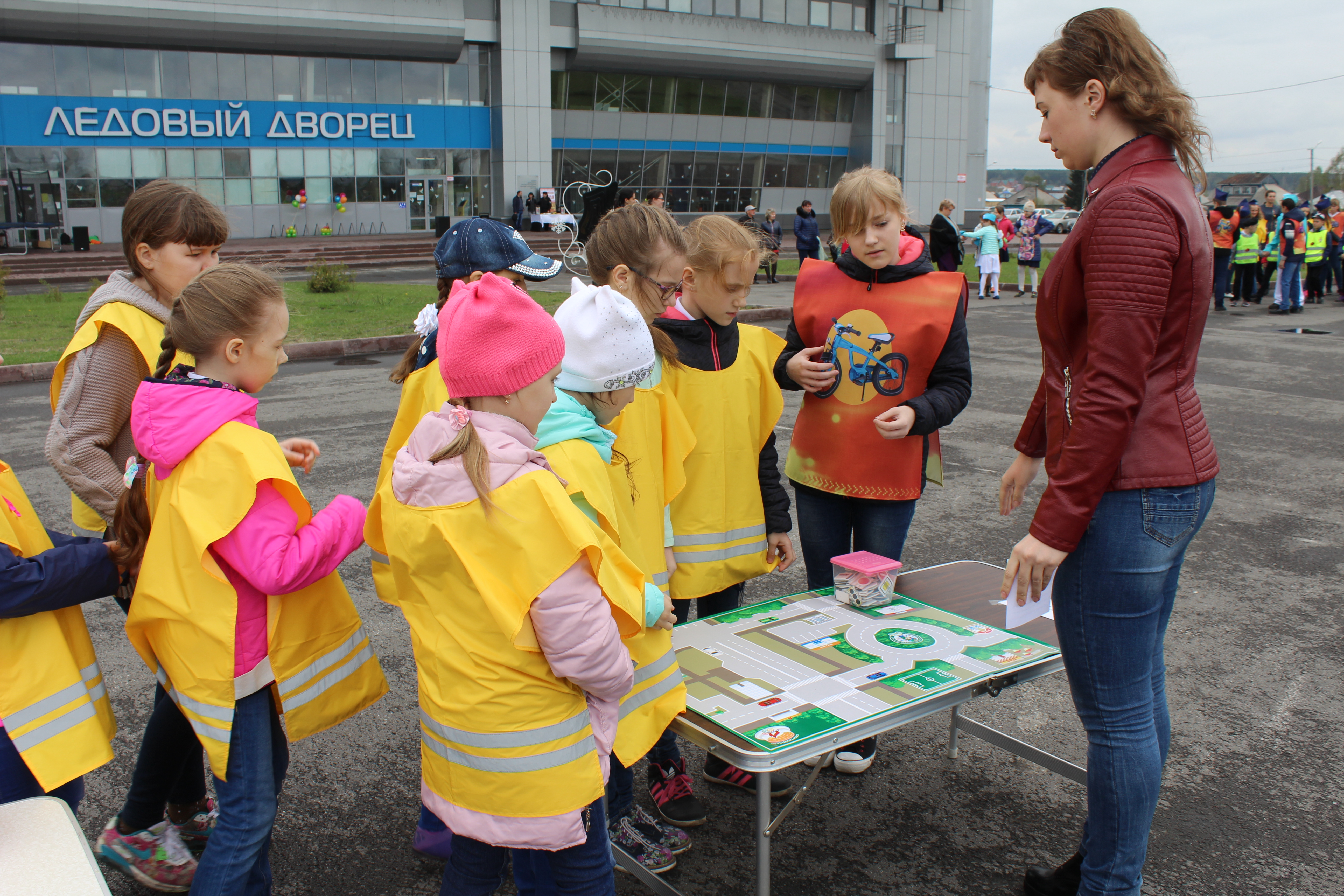 В г. Ленинск-Кузнецкий прошла акция «Десант БДД» по обучению правилам дорожного движения с использованием мобильного автогородка