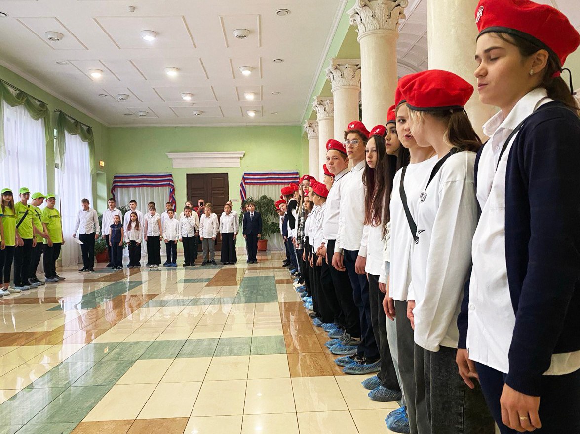 Школьники Киселевска прошли обучение по программе «Юнармейский старт» от Мобильного Дома Юнармии