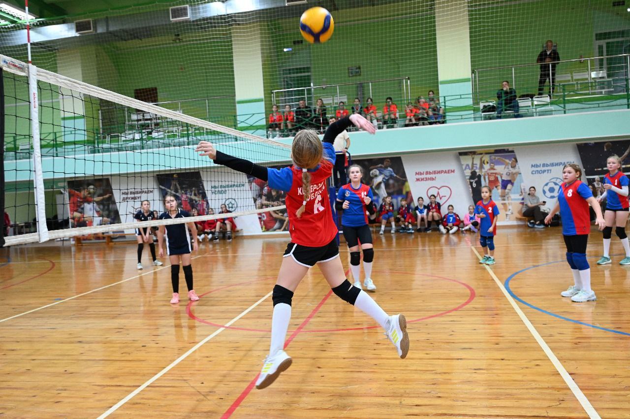 В Кемерове подвели итоги региональных соревнований по волейболу «Летающий мяч» среди девушек и юношей до 14 лет