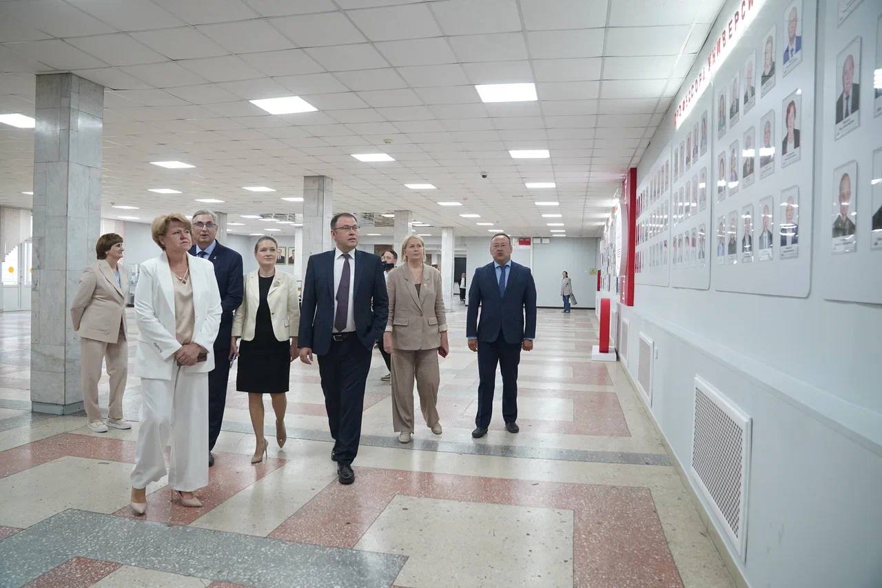 Губернатор Илья Середюк поздравил выпускников Кемеровского медуниверситета с получением дипломов