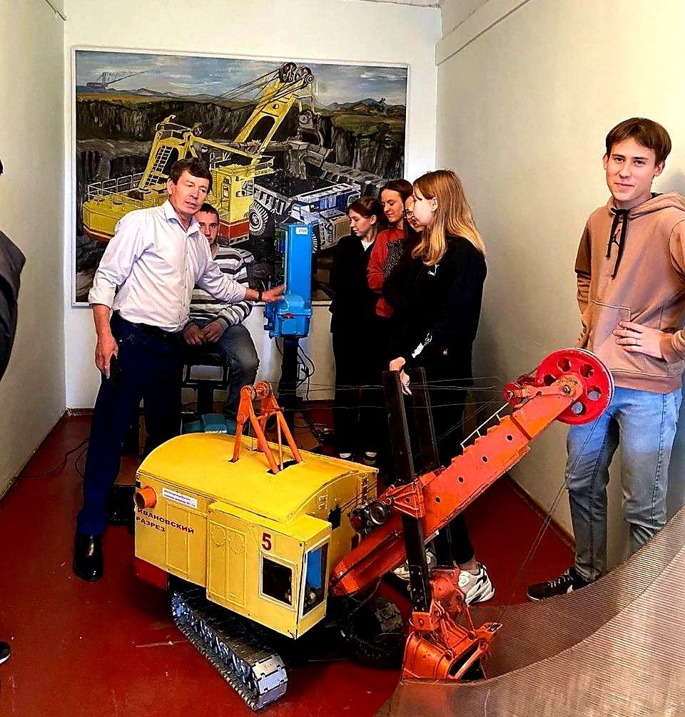 В КуZбассе прошел мастер-класс «Тренировка навыков будущего машиниста экскаватора»
