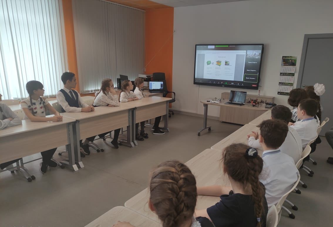 Школьники Киселевска узнали про беспилотный транспорт на всероссийском «Уроке цифры»