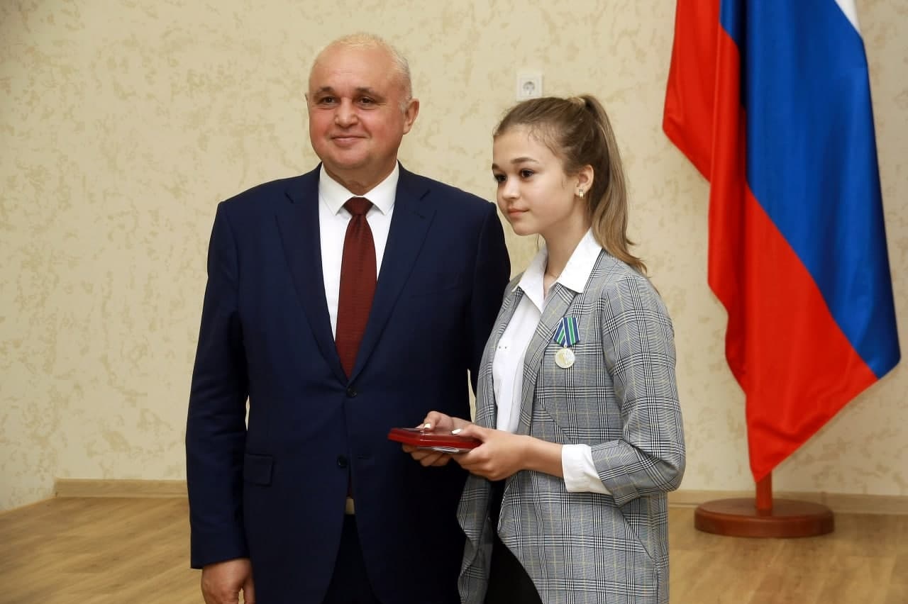 Сергей Цивилев вручил первые паспорта 11 особо отличившимся школьникам региона